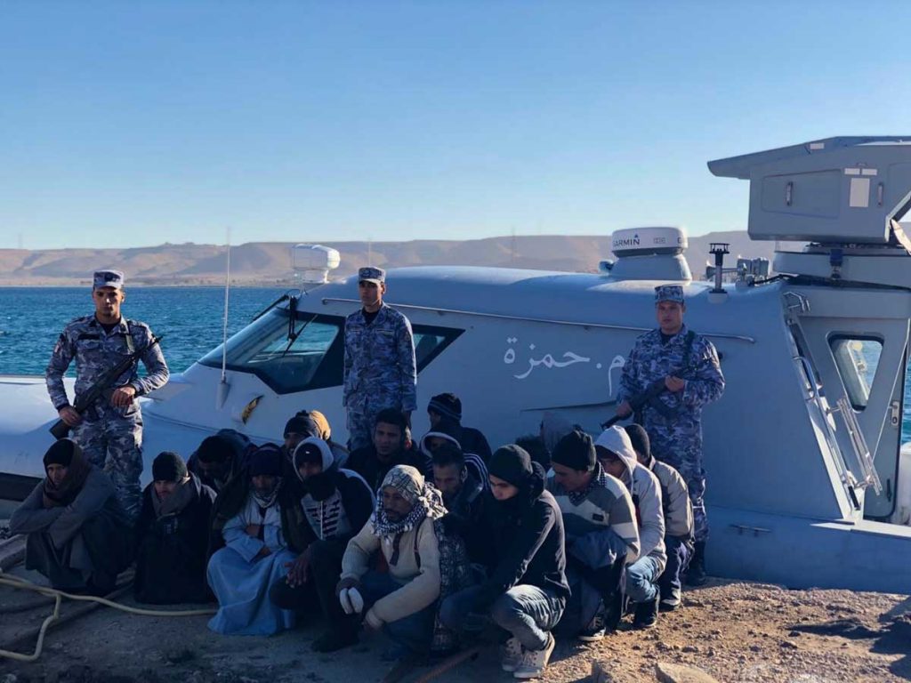القوات البحرية تنجح في إنقاذ مركب هجرة غير شرعية على متنه 31 فردا بعد تعرضه لعطل فني 1 111721738944