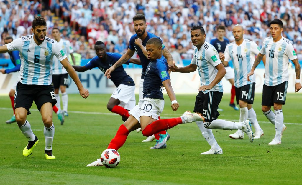 بعد الهتافات العنصرية ضد منتخب فرنسا.. تشيلسي يتخذ قرارا تأديبيا ضد الأرجنتيني "فيرنانديز" 1 1429598 2018 06 30T152355Z 85667200 RC180F76BFA0 RTRMADP 3 SOCCER WORLDCUP FRA ARG1721223904
