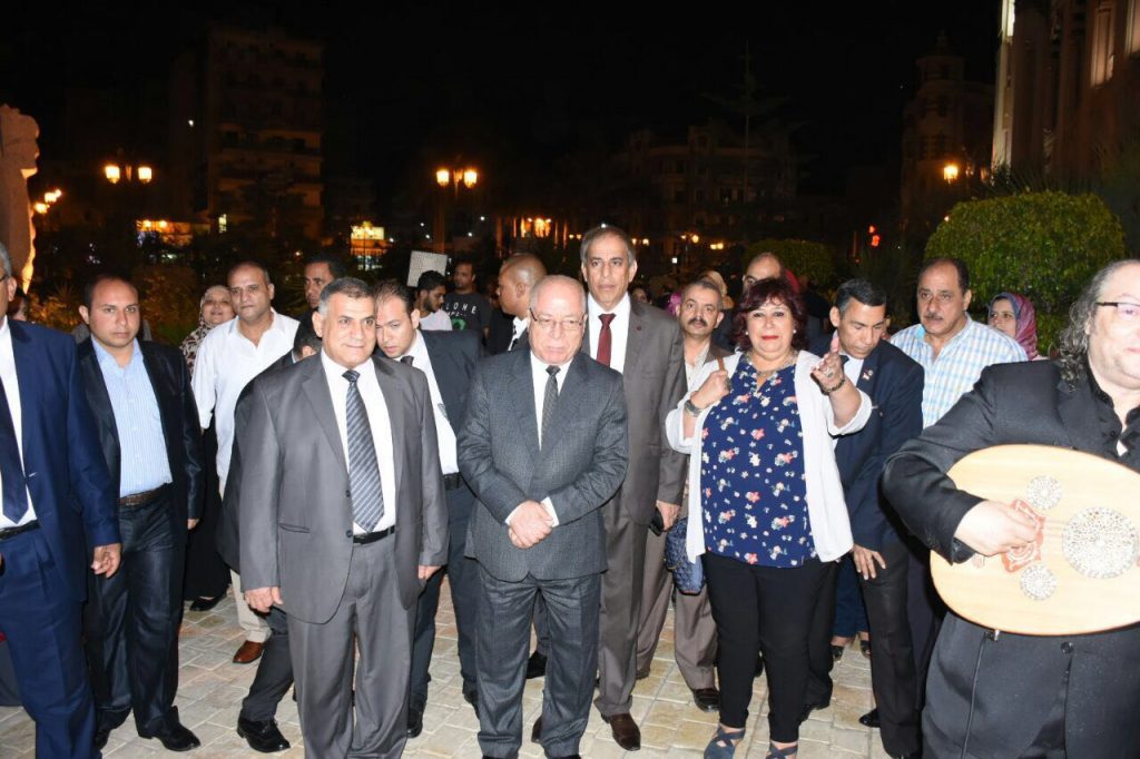 وزير الثقافة: افتتاح مهرجان الأوبرا الصيفي بحفل تنمية المواهب يؤكد أولويات الوزارة في دعم المواهب 1 149098 4 وزير الثقافة خلال افتتاحه مهرجان اوبرا دمنهور1721387164