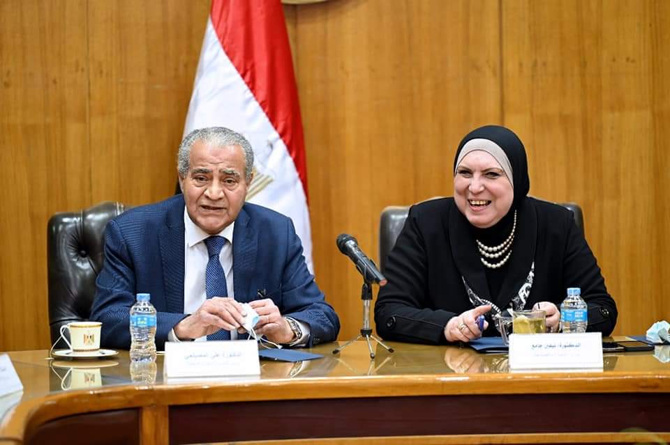 وزيرا الصناعة والتموين يستعرضان تيسير نقل وتداول السلع الاستهلاكية الأساسية بأسعار مناسبة 1 1648202152 237 56167 fb img 16482020014791721807703