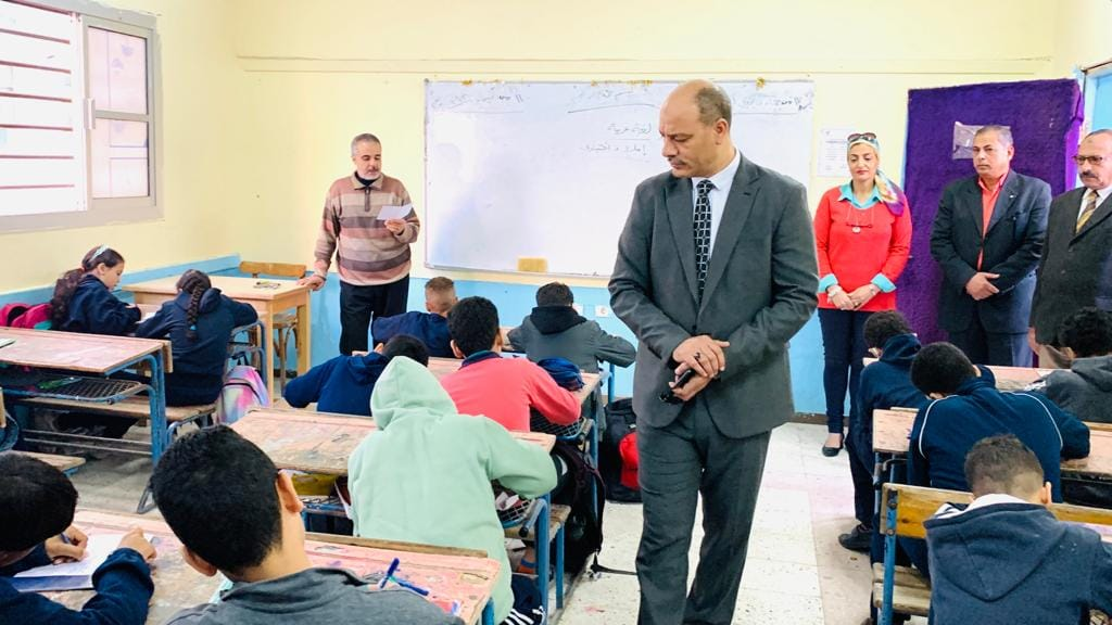 وكيل وزارة التعليم بالإسكندرية يشدد على الالتزام بكافة اللوائح المنظمة للتحويل بين المدارس 1 1670764491367blob1721157845
