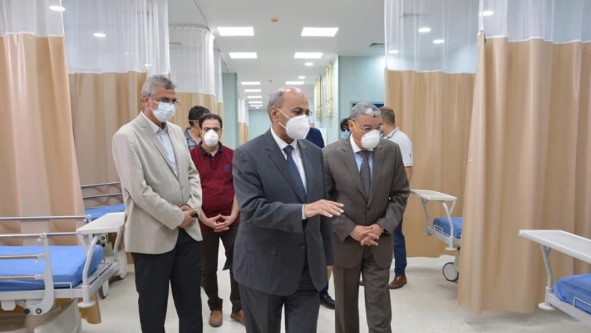 محافظ المنيا: مستشفيات الجامعة تقدم خدمة صحية مميزة إلى جانب مستشفيات وزارة الصحة 1 167737171716243113571722255243