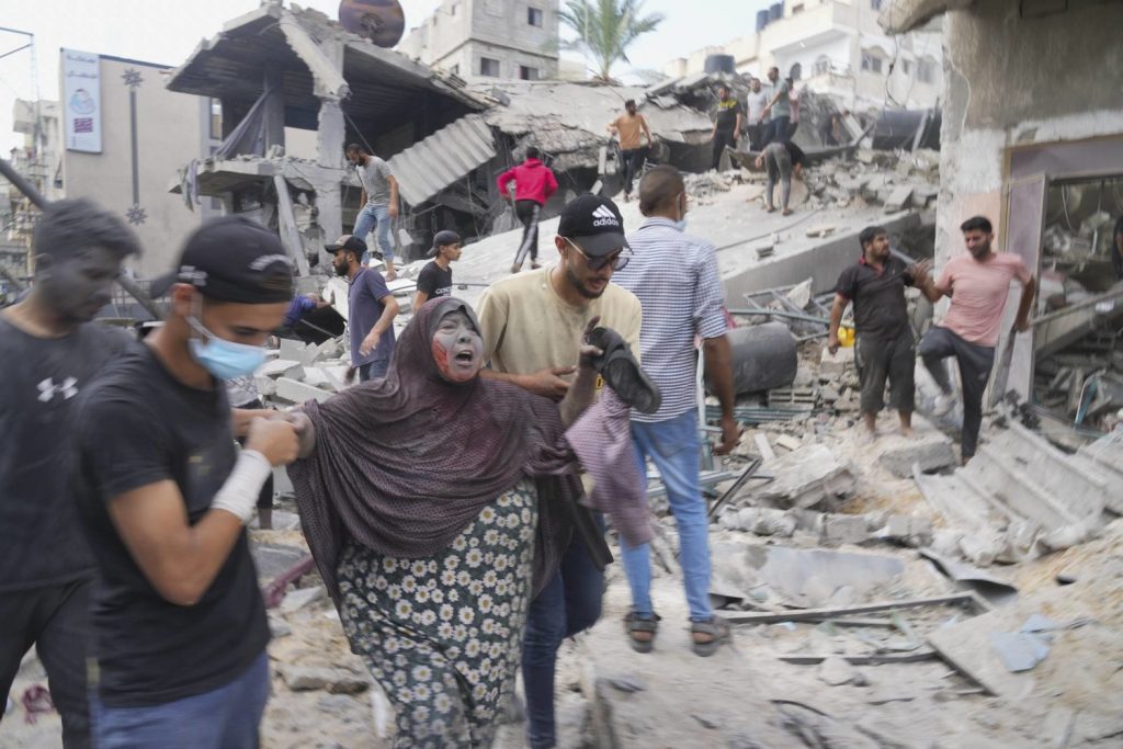 استشهاد خمسة فلسطينيين في قصف الاحتلال الإسرائيلي منزلا وسط قطاع غزة 1 16982221704851720856884