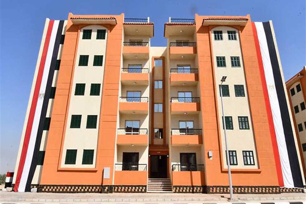 في أول زيارة ميدانية بعد توليه حقيبة الإسكان.. "الشربيني" يتفقد وحدات "سكن لكل المصريين" بالعاشر من رمضان 1 2 3081720172463