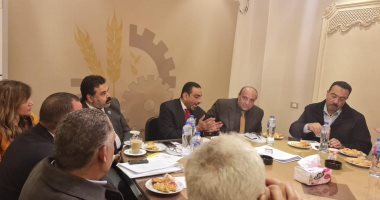 وزير التموين يلتقي رئيس غرفة صناعة الحبوب ورئيس شعبة المخابز لضمان انتظام العمل بمنظومة المطاحن والمخابز 1 2023011501454845481720973764