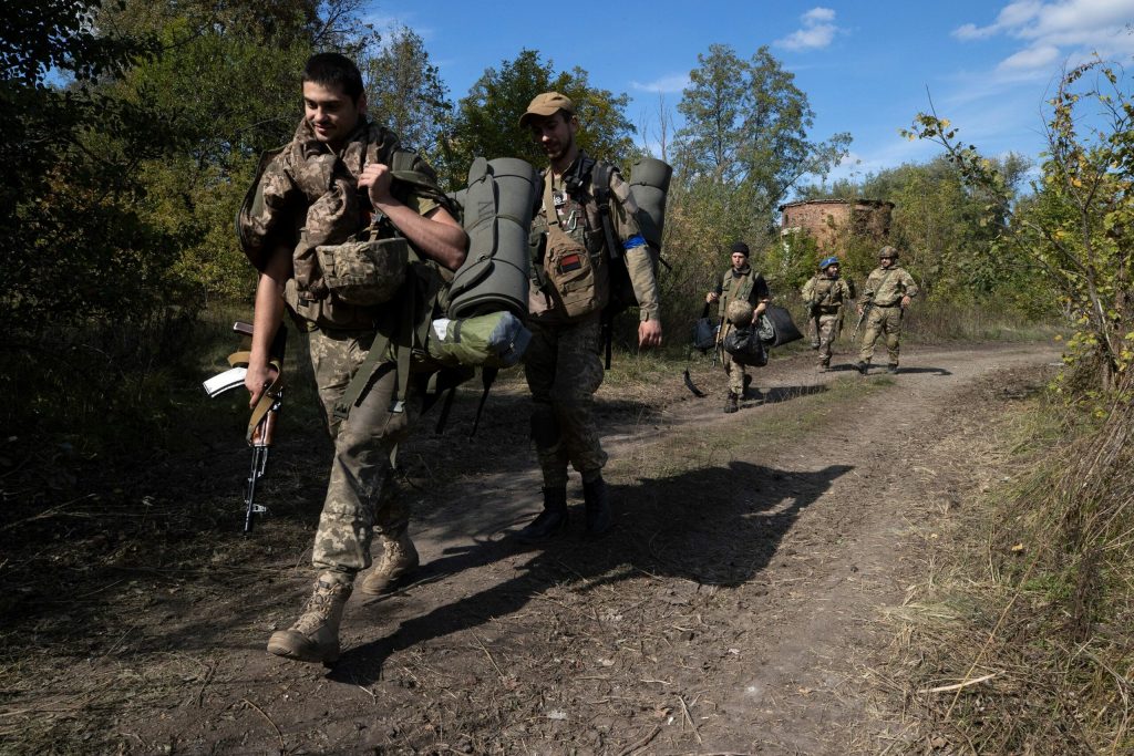 وزير الدفاع البريطاني الجديد يعلن عن حزمة مساعدات عسكرية لأوكرانيا 1 221001065116 ukrainian soldiers lyman 0922 restricted scaled1720378569