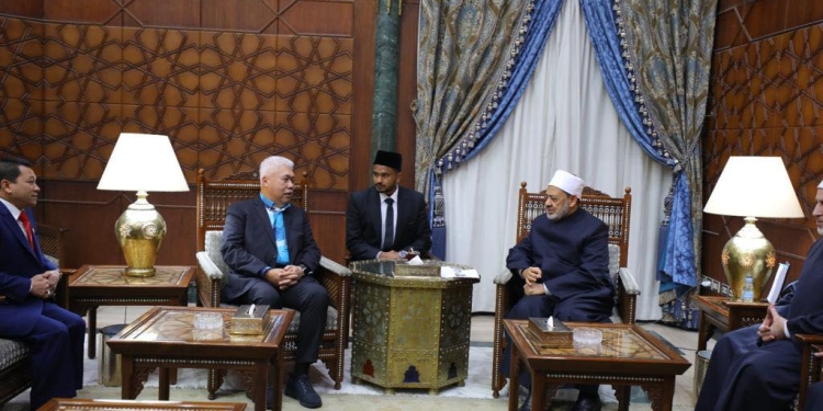 شيخ الأزهر يبحث مع ملك ماليزيا سبل التعاون المشترك في ترسيخ قيم الحوار والتعايش الإنساني 1 332581511 490497783089532 8343524562566195461 n