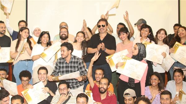 مدير مهرجان المسرح المصري يمنح شهادات للشباب المشاركين في ورشة التمثيل 1 3491721555706