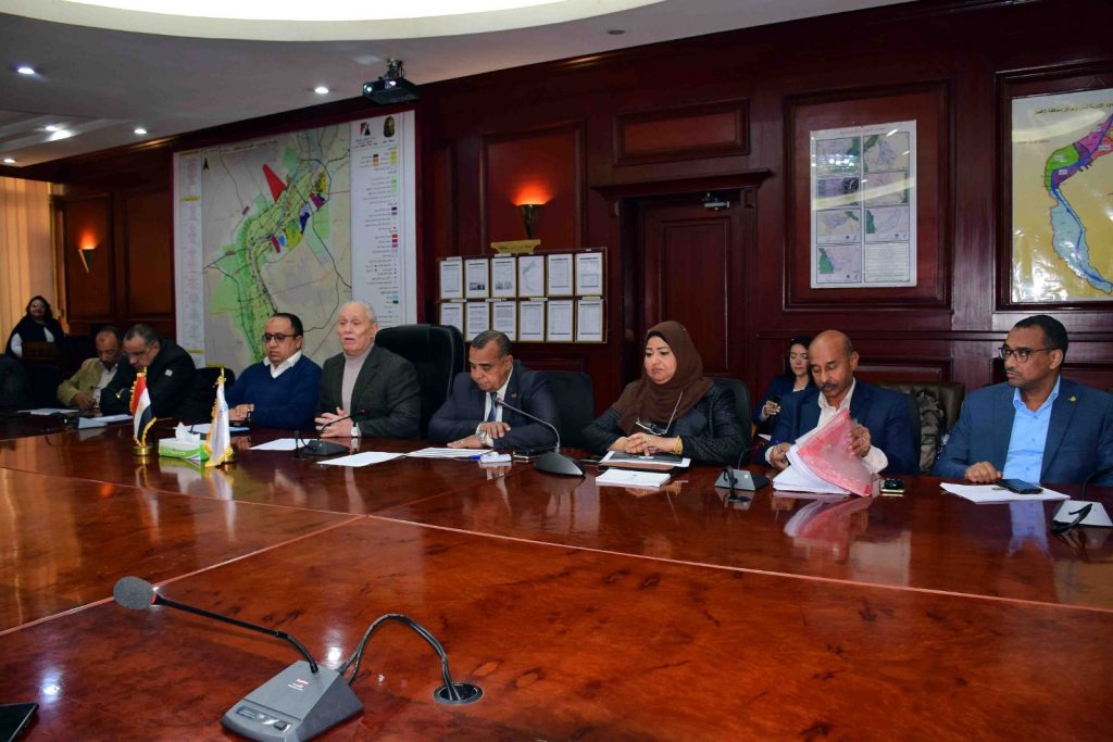 محافظ الأقصر يبحث مستجدات الموقف التنفيذي لطلبات التصالح في مخالفات البناء 1 380261 محافظ الأقصر يناقش الموقف التنفيذي لمشروعات حياة كريمة1722278883
