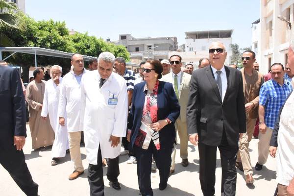 محافظ البحيرة تتفقد مستشفي إدكو المركزي وعددا من مشروعات الصرف الصحي وتطوير الطرق بمركزي إدكو ورشيد 1 47015 5 جانب من تفقد محافظ البحيرة لمستشفى ادكو1720641664