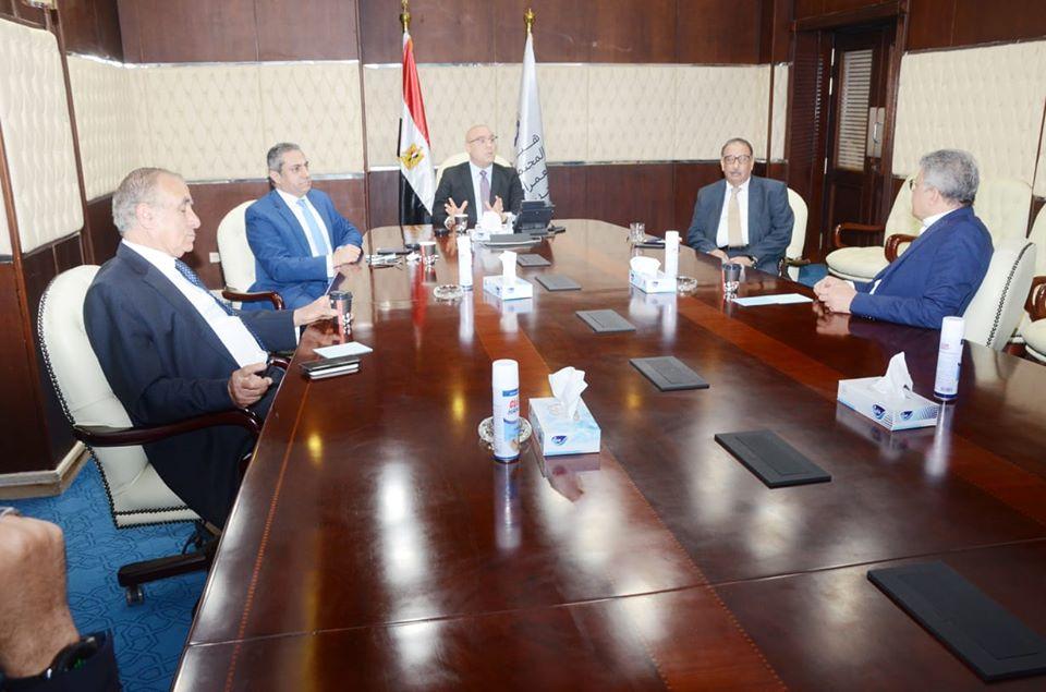 رئيس البرلمان الجزائري يبحث مع وزيرتي التجارة والصناعة بتونس آفاق تعزيز العمل المشترك 1 6 111722099604