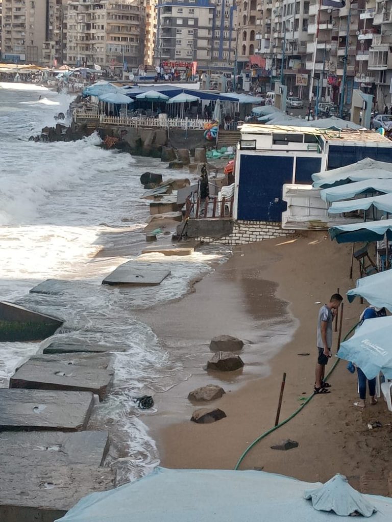 مصايف الإسكندرية: منع السباحة بشواطئ القطاع الغربي بسبب ارتفاع الأمواج وشدة التيارات 1 6071722074724