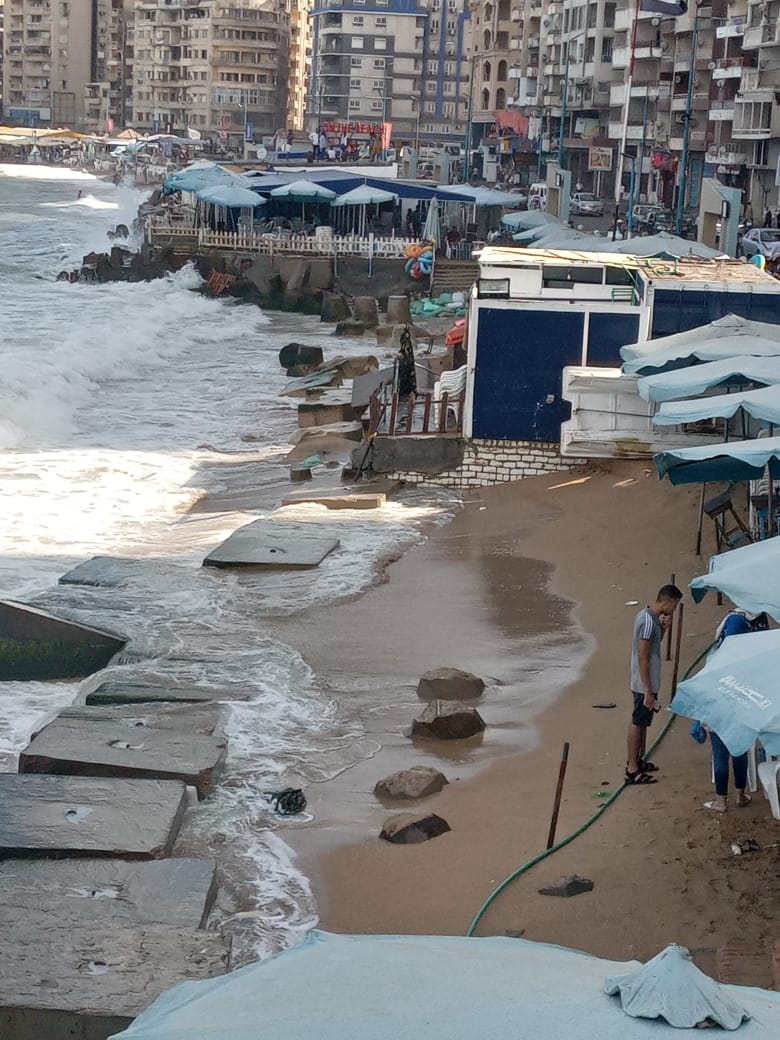 مصايف الإسكندرية: منع السباحة بشواطئ القطاع الغربي بسبب ارتفاع الأمواج وشدة التيارات 1 6071722074724
