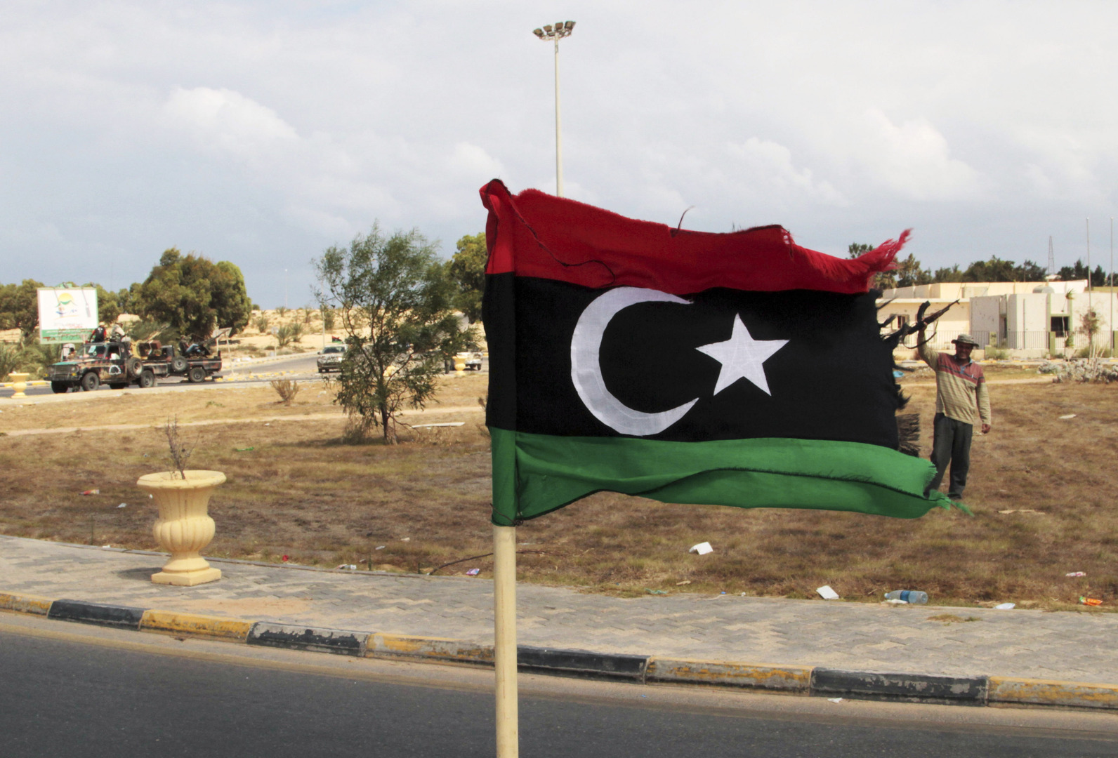 ليبيا: اندلاع اشتباكات بين مجموعات مسلحة بمدينة الزاوية .. والهلال الأحمر يطالب بهدنة لإخراج العائلات 1 6331e7c64c59b70a187f55491721763363