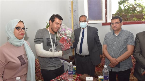 محافظ سوهاج يزور الطبيب المعتدى عليه بالمستشفى الجامعي ويؤكد تقديره للأطباء والعاملين بالمنظومة الصحية 1 821721842984