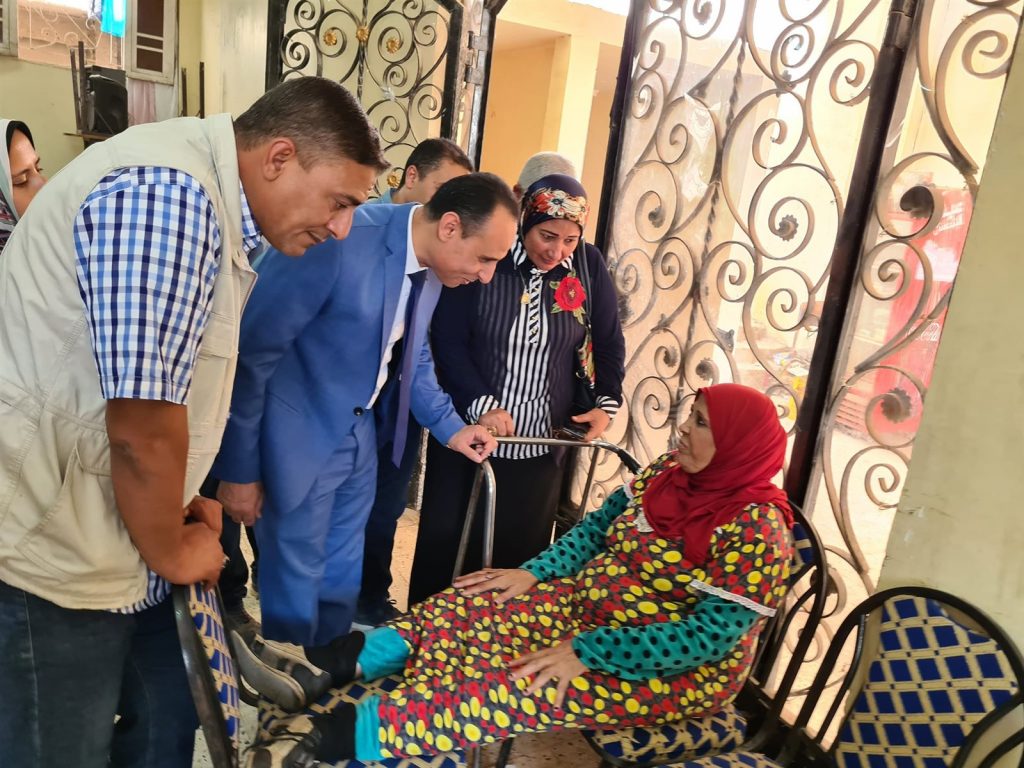 محافظ البحيرة تتفقد أعمال القافلة الطبية بقرية بدمنهور ضمن " حياة كريمة " 1 8621721128685