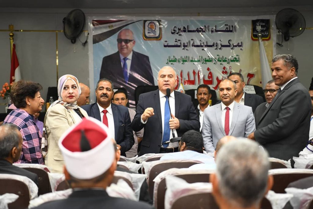 في أول لقاء جماهيري .. محافظ قنا يبحث 167 طلبا وشكوى لأهالي المحافظة 1 9001721734264