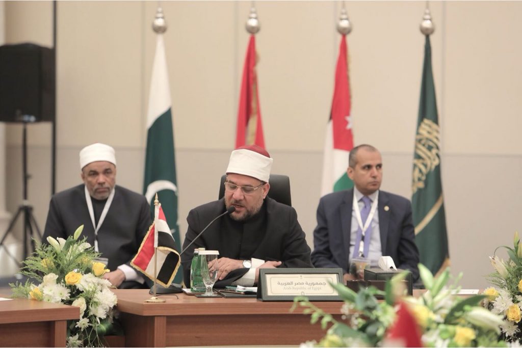 وزير الأوقاف يوجه بإرسال عدد من المؤلفات إلى الجمعية الإسلامية الصينية 1 96690 وزير الاوقاف المصرى متحدثا باجتماع تنفيذية العالم الاسلامى1721920384