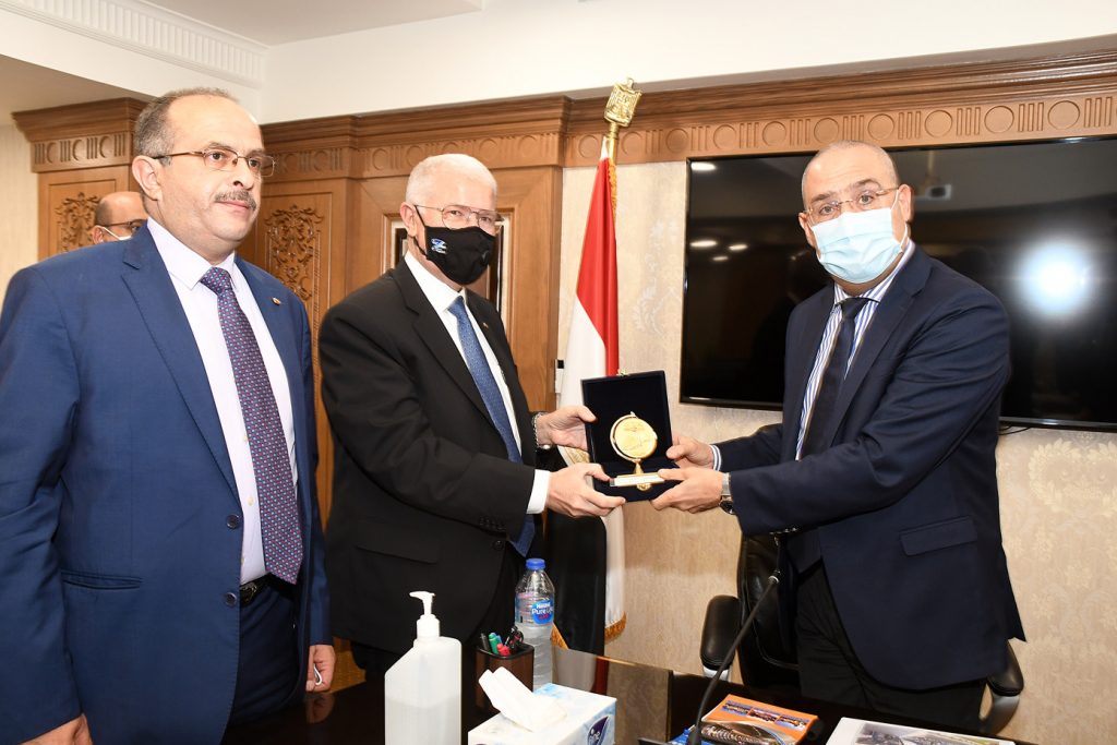 "الشربيني" يترأس أول اجتماع لمجلس إدارة "المجتمعات العمرانية" بعد توليه وزارة الإسكان 1 BC0FE638 462B 438A 922C 178B10A678EC1721381703