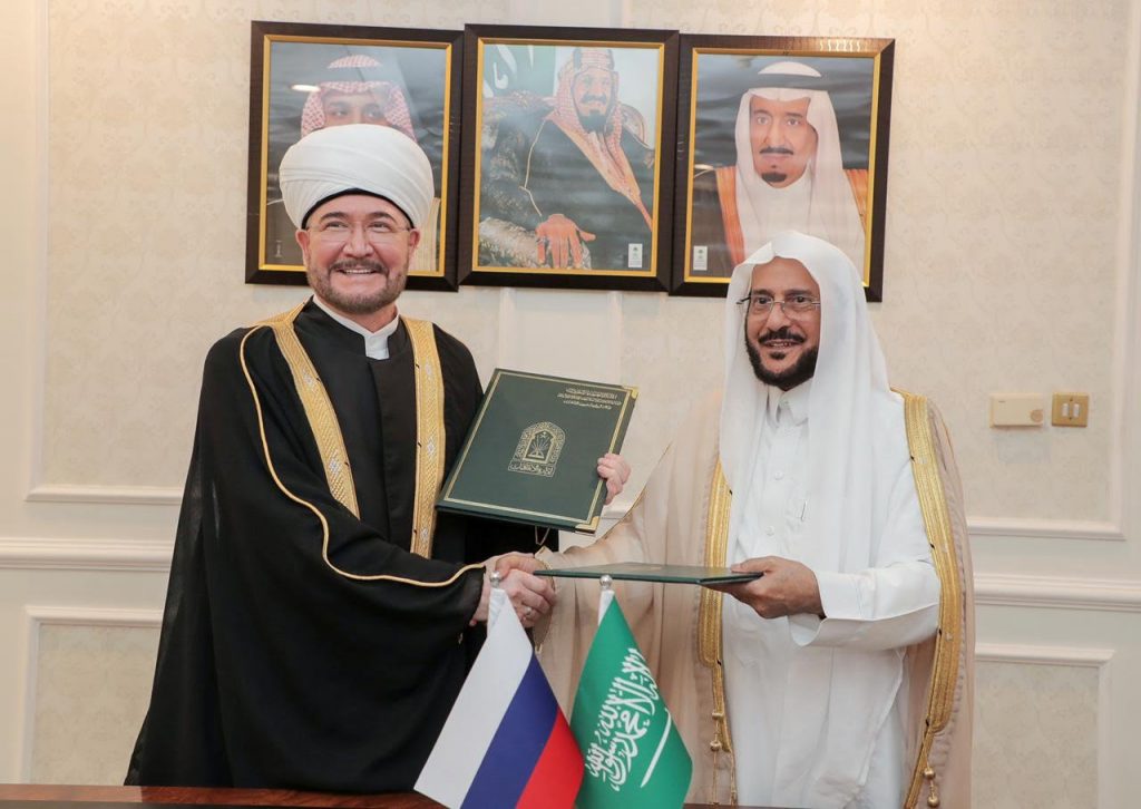 رئيس الإدارة الدينية لمسلمي روسيا يهدي وزير الأوقاف وسام الفخر لجهوده في تعزيز العلاقات 1 Chrysanthemum 441722030844