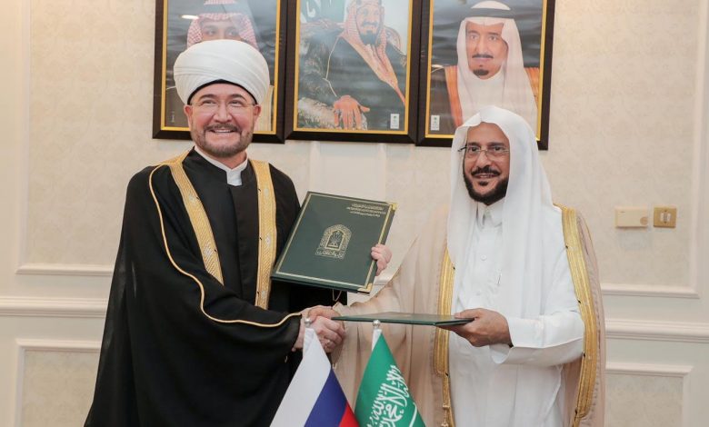 رئيس الإدارة الدينية لمسلمي روسيا يهدي وزير الأوقاف وسام الفخر لجهوده في تعزيز العلاقات 1 Chrysanthemum 441722030844