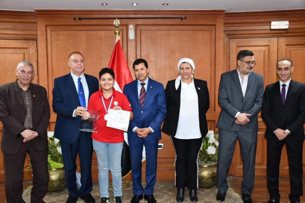 وزير الرياضة يلتقي لاعبة الشطرنج جوي روماني بعد تتويجها ببطولة إفريقيا 1 FB IMG 16581529070931720544883