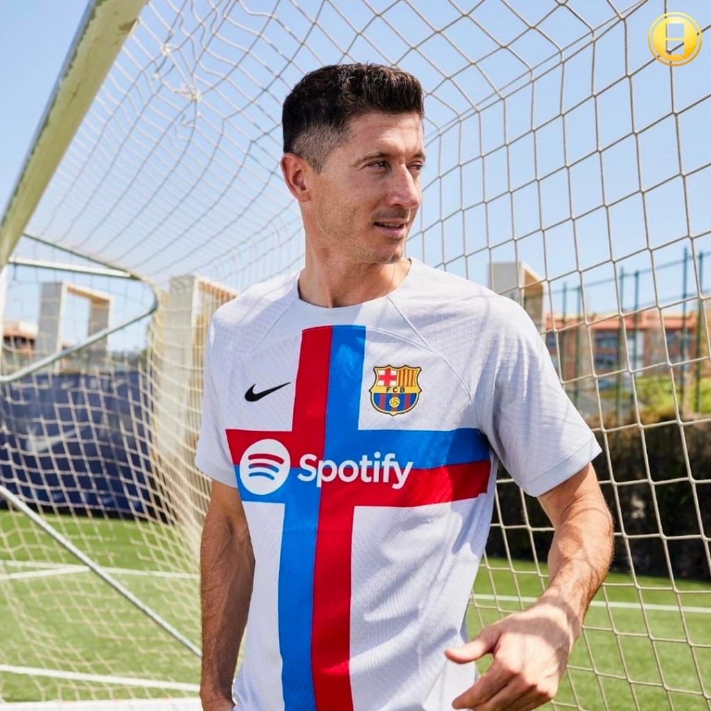 برشلونة يكشف عن القميص الجديد لموسم 2024- 2025 1 Fa6O fFXgAA SFg1721309163