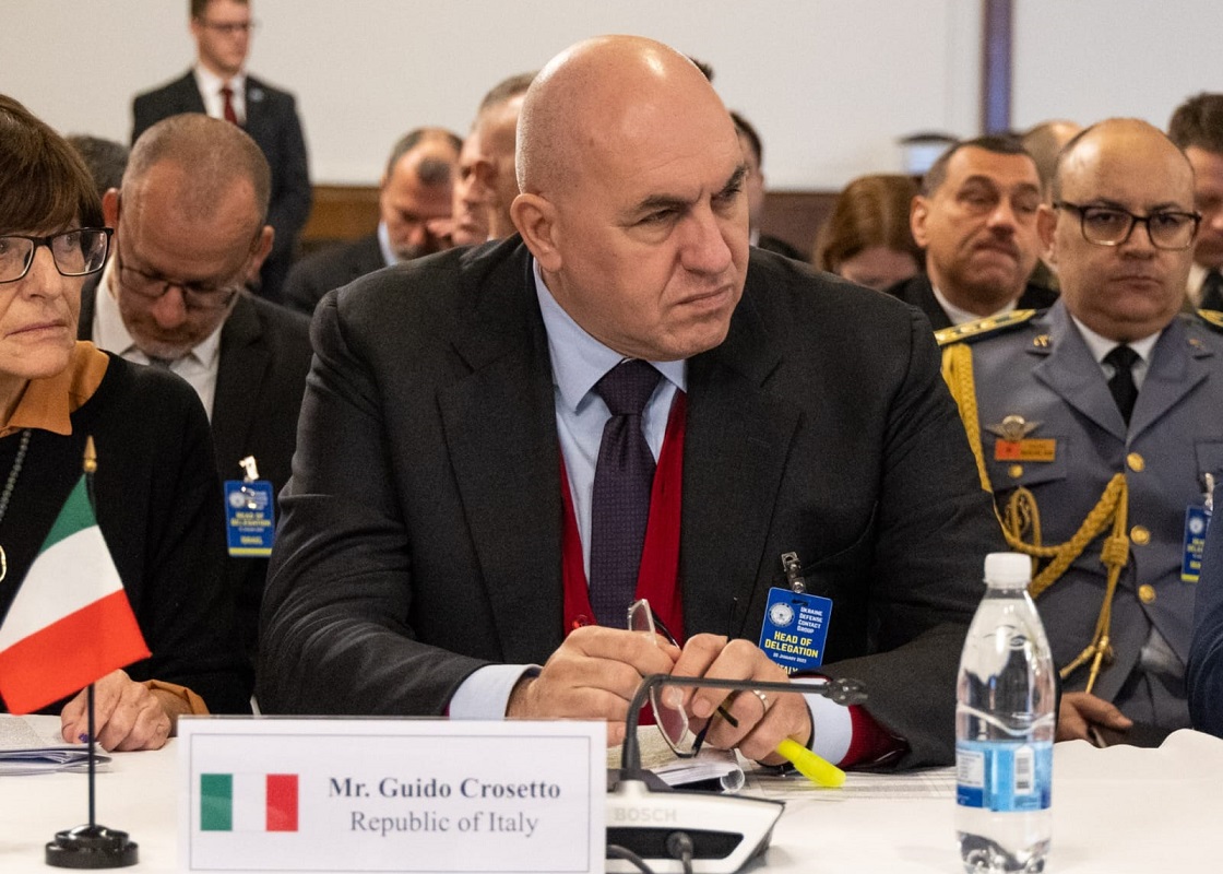 وزير الدفاع الإيطالي يثمن اتفاقية بلاده مع ألمانيا وفرنسا وبولندا لتطوير صواريخ بعيدة المدى 1 Fm7DmctXgAECvLn1720803483