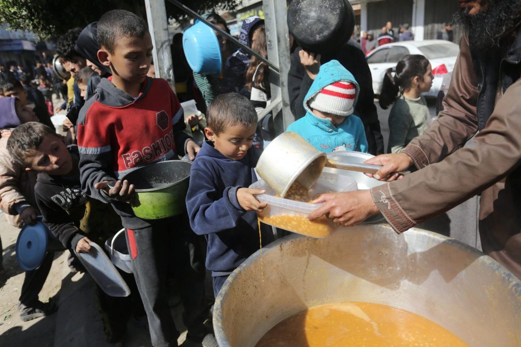 الهلال الأحمر: 90% من أطفال غزة يعانون فقرا غذائيا وأكثر من خمس السكان يعانون انعدام الأمن الغذائي 1 GGeMI0lW4AAFP5l scaled1721032203