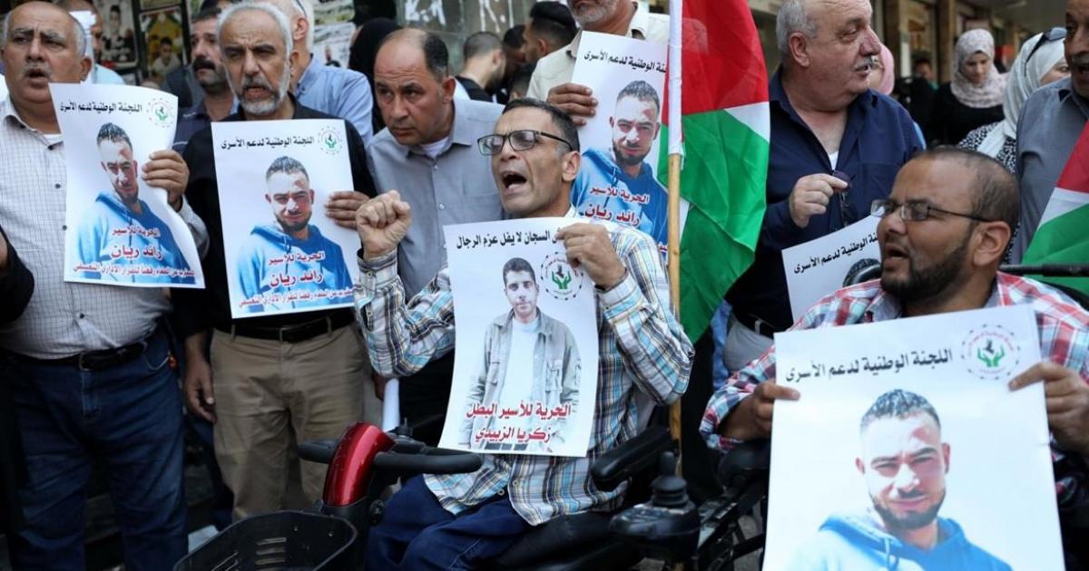 نادي الأسير وهيئة شئون المحررين تنظمان وقفة دعم وإسناد للأسرى الفلسطينيين في الخليل 1 KCs8D1721305143