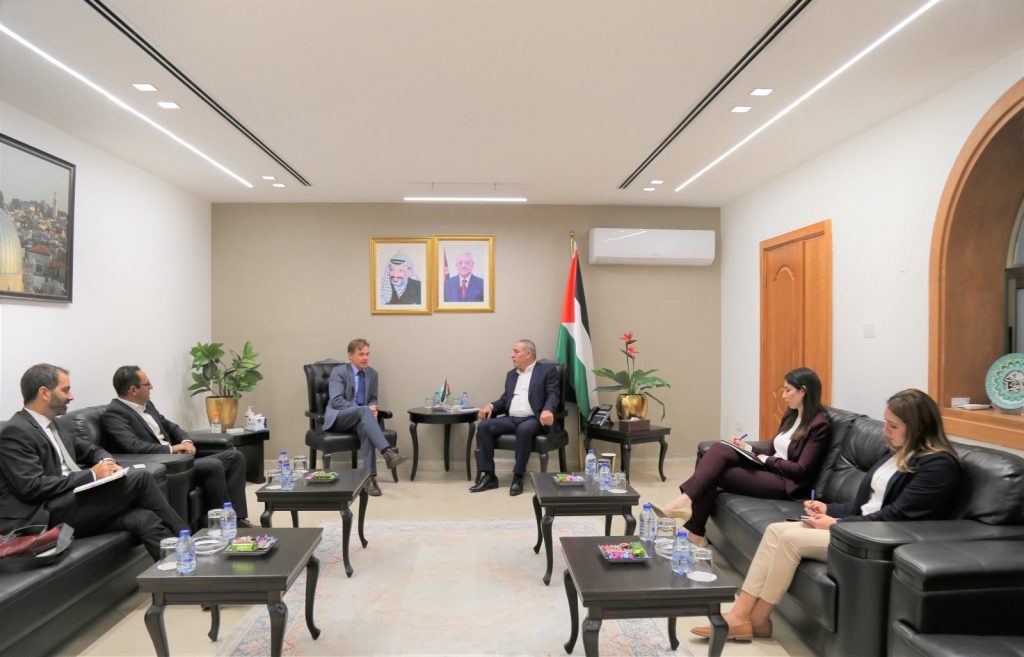 وزير التعليم الفلسطيني يبحث مع ممثل الاتحاد الأوروبي قضايا تهم التعليم في فلسطين 1 NS9Kx1720777023