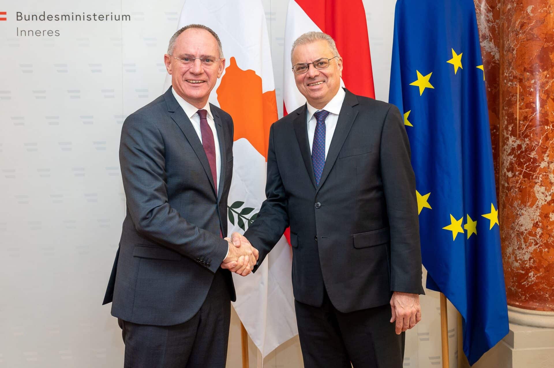 وزير داخلية النمسا: بدء ترحيل اللاجئين الأفغان قريبا بعد موافقة المحكمة الدستورية العليا 1 Nouris Austria Karner
