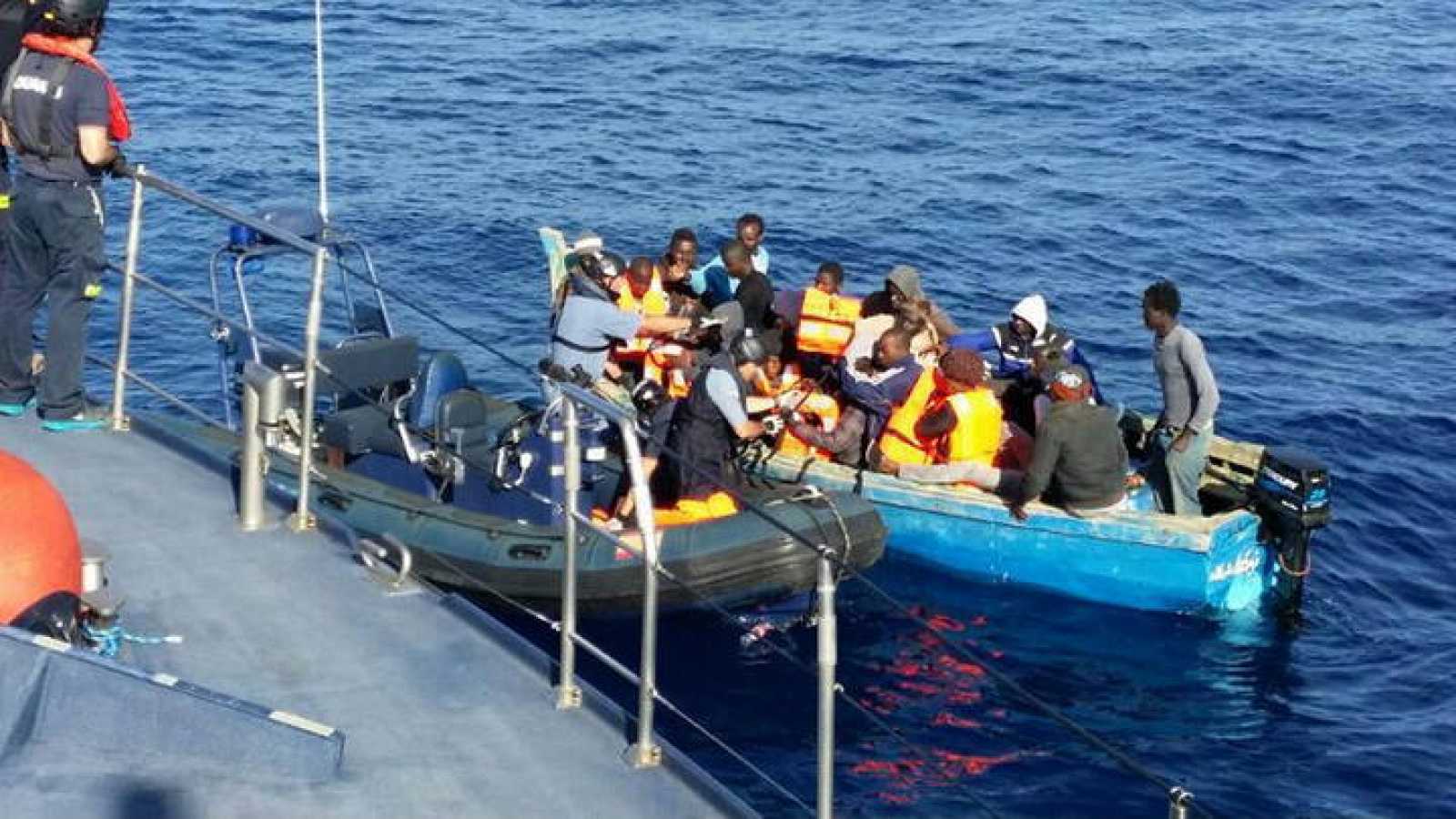 الداخلية الإسبانية:عدد المهاجرين الذين يقومون بالعبور البحري من إفريقيا الى جزر الكناري زاد 160٪ 1 cincuenta y tres personas viajaban en las dos pateras del sabado en g1721466303