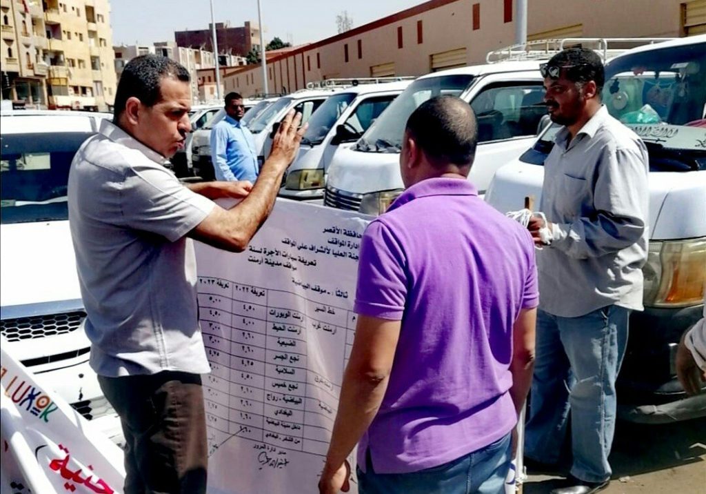 رئيس مدينة الاقصر يتفقد مواقف سيارات السرفيس لمتابعة الالتزام بتعريفة الموصلات 1 elaosboa014391721936643