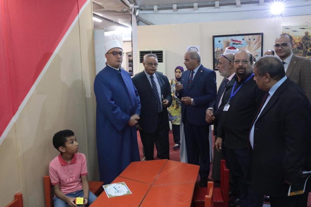 أمين البحوث الإسلامية يتفقد جناح الأزهر بمعرض الإسكندرية للكتاب في نسخته الـ 19 1 elaosboa46238 11721837583