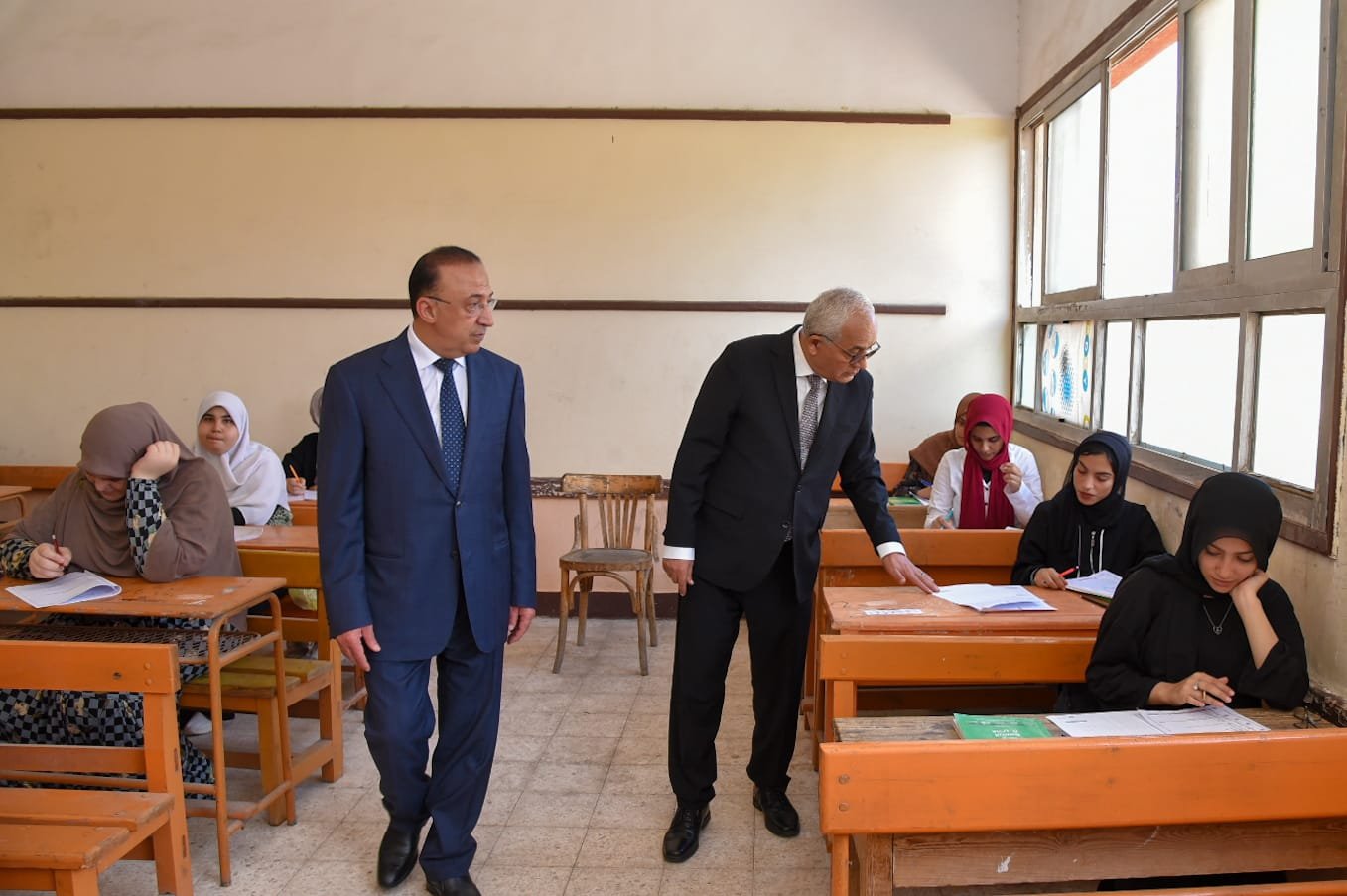 وزير التربية والتعليم ومحافظ الغربية يتفقدان مدرستي بدر السنيطي الثانوية ومحمد الخولي الابتدائية 1 elaosboa478251721395085