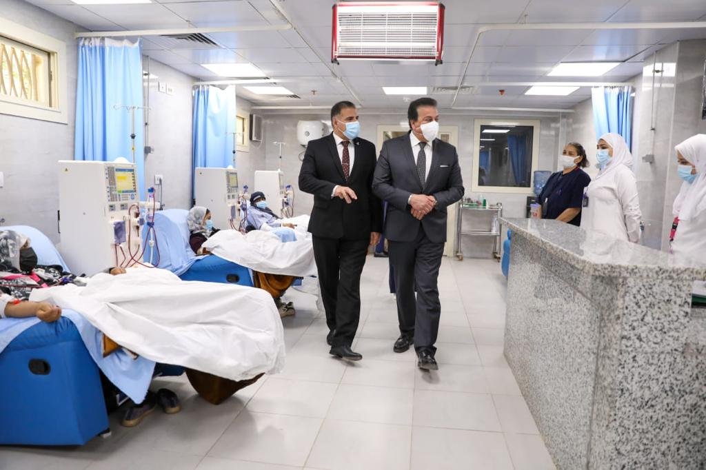 نائب وزير الصحة يتفقد مستشفى هليوبوليس ويوصي بصرف مكافاة مالية لفريق مكافحة العدوى 1 elaosboa504831721412483