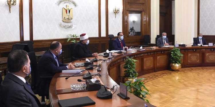 مدبولي: تنسيق مستمر مع اتحادي "الغرف التجارية" و"الصناعات" لضبط الأسواق وخفض الأسعار 1