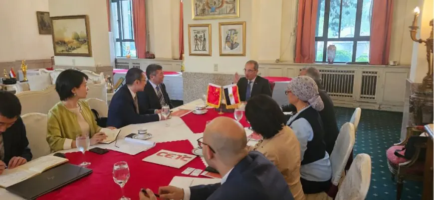 وزير الاتصالات يبحث مع رئيس مجموعة Tsinghua Unigroup إنشاء مركز للبحث والتطوير والذكاء الاصطناعي في مصر 1