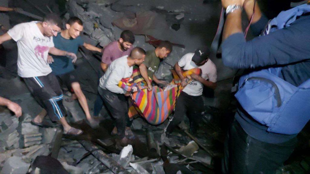 انتشال جثامين أكثر من 60 شهيدا فلسطينيا من حي الشجاعية شرق غزة 1 img 11720706586