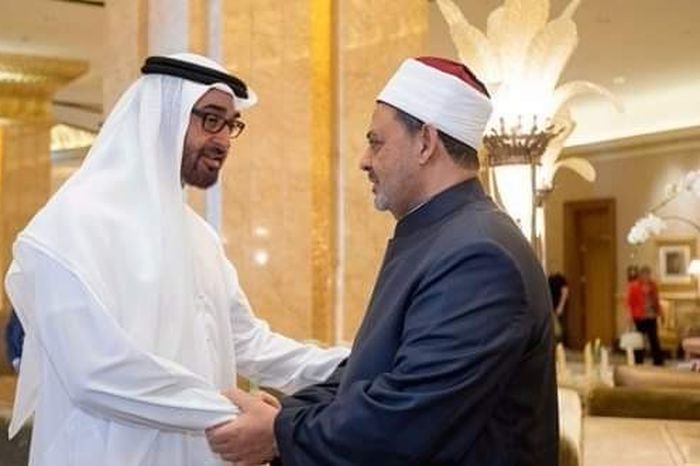 رئيس الإمارات وشيخ الأزهر الشريف يبحثان تعزيز التعاون لترسيخ القيم الإنسانية المشتركة 1 رئيس الإمارات وشيخ الأزهر 1682195133 11720810143