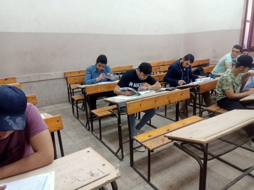 طلاب الثانوية العامة يؤدون امتحانات الأحياء والرياضيات التطبيقية .... إضافة /ثانية/وأخيرة 1 طلاب الثانوية 1