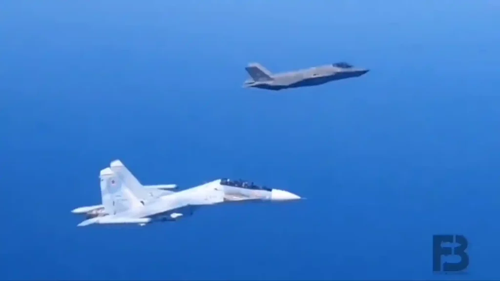 إيطاليا تعترض طائرات مجهولة الهوية فوق بحر البلطيق 1 طائرات F 35A إيطالية تعترض طائرة روسية من طراز Su 30SM فوق بحر البلطيق لأول مرة فيديو1722964083