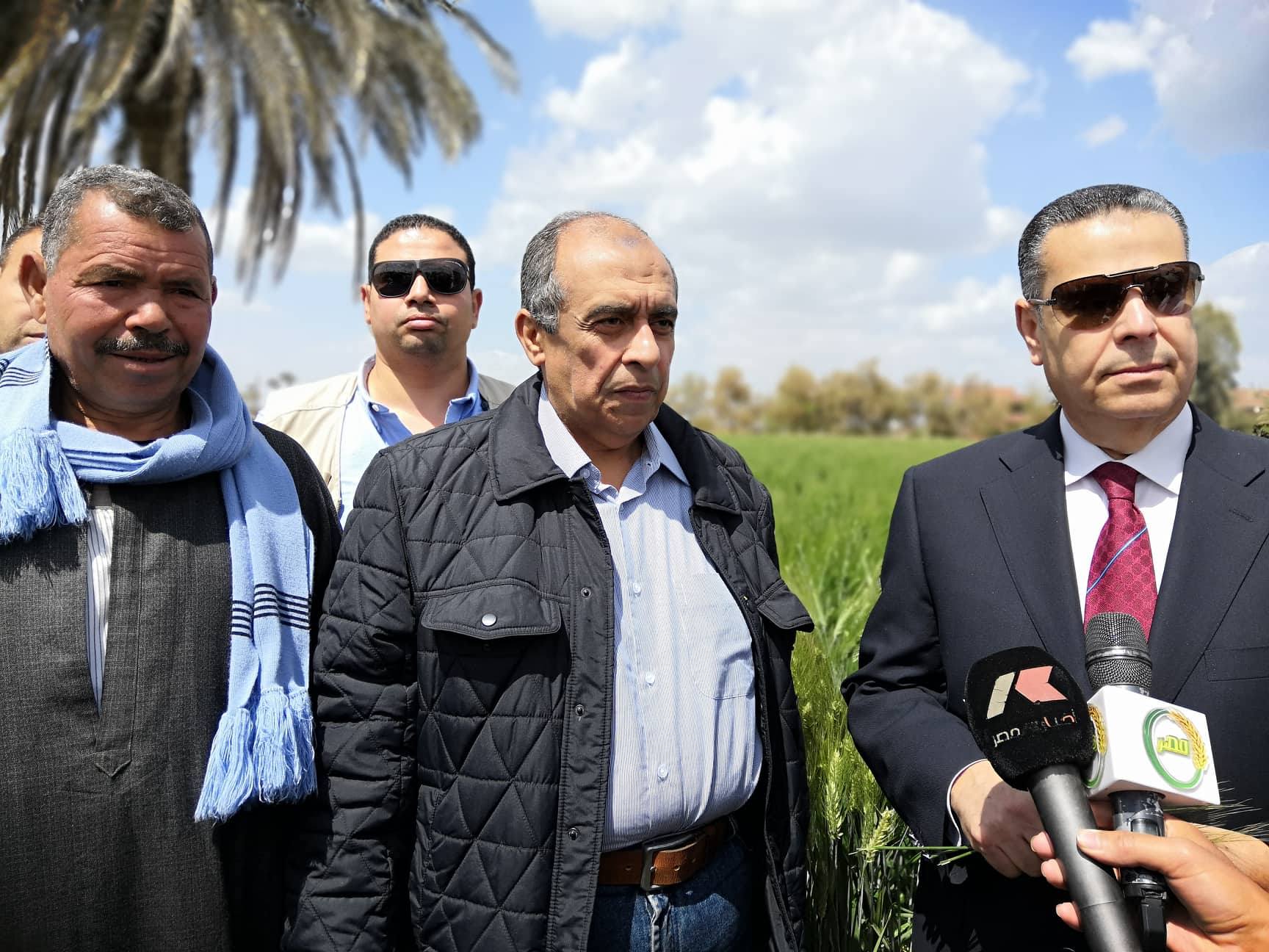 وزير الزراعة يتفقد مزرعة الإصلاح الزراعي لإنتاج البيض بإيتاي البارود.. ويشيد بجهود العاملين بها 1 1 971722695943