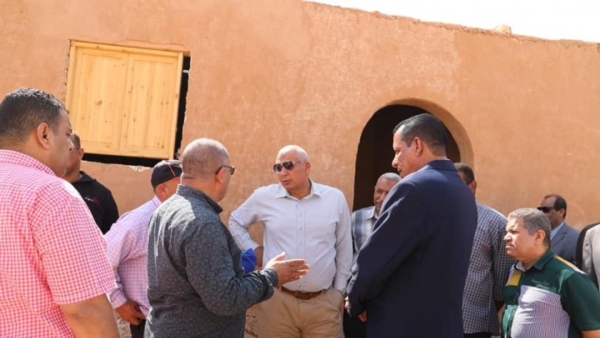 محافظ الوادى الجديد يتفقد المنازل المتضررة من الأمطار بدرب الأربعين ويشكل لجنة لحصرها 1 131728362615734837501723479423