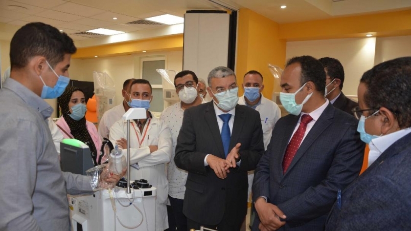 محافظ المنيا يتابع سير العمل بالمشروع القومي لتجميع البلازما ويشدد على الاهتمام بصحة المواطن 1 168440446616261773691723566423