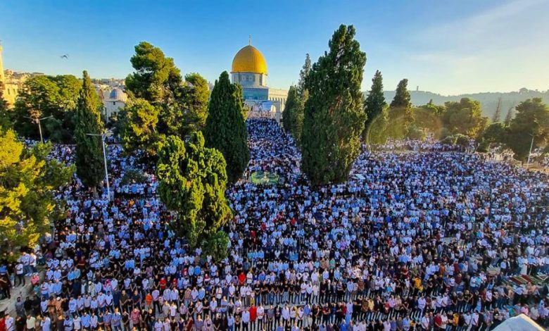 30 ألف فلسطيني يؤدون صلاة الجمعة في رحاب المسجد الأقصى 1 16869158342281722600303