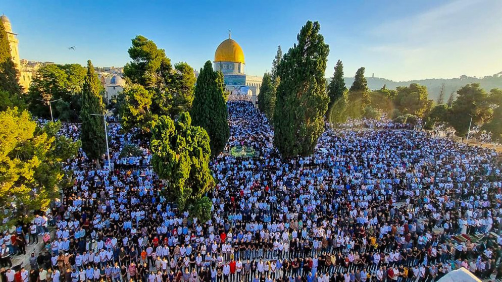 30 ألف فلسطيني يؤدون صلاة الجمعة في رحاب المسجد الأقصى 1 16869158342281722600303
