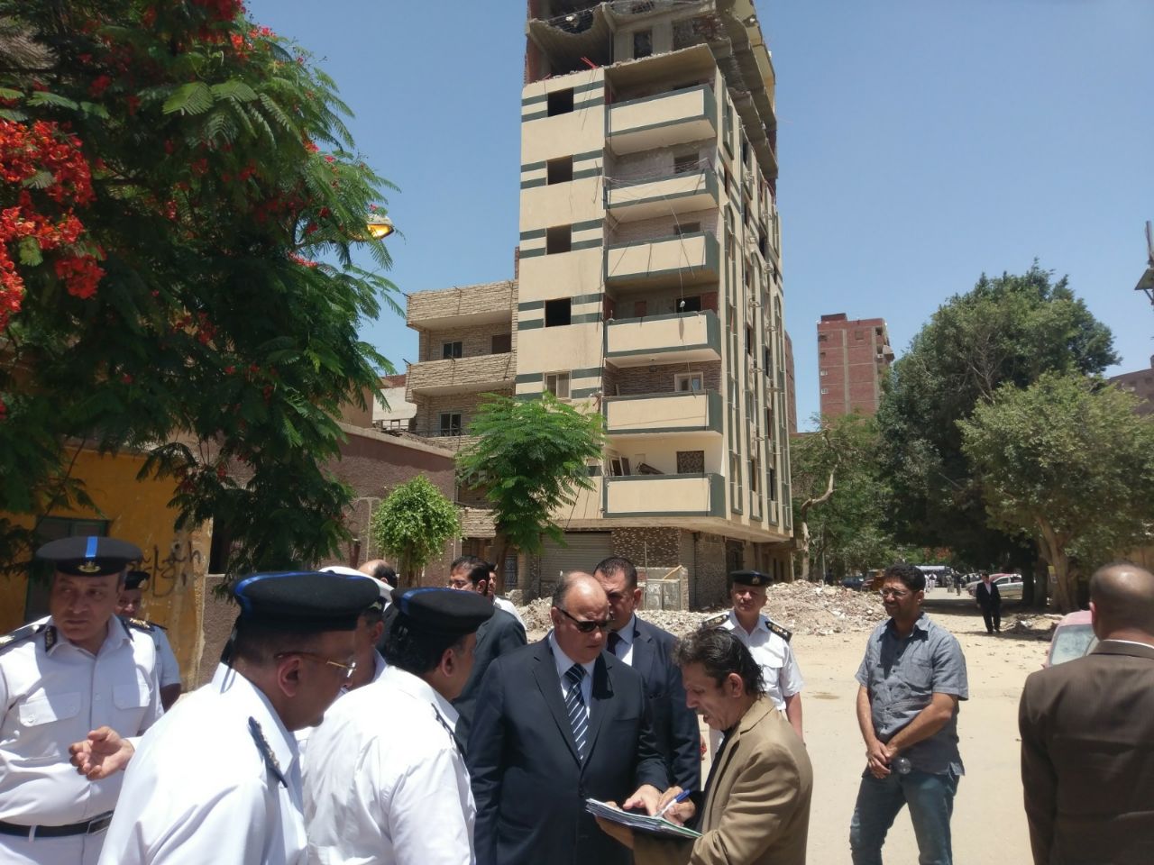 محافظ القاهرة يوجه بسرعة الانتهاء من أعمال إزالة طوابق مخالفة بعقار "الحاروني" شرق مدينة نصر 1 193422 مدير امن القاهرة يتابع حملات ازالة الادوار المخالفة1723823104
