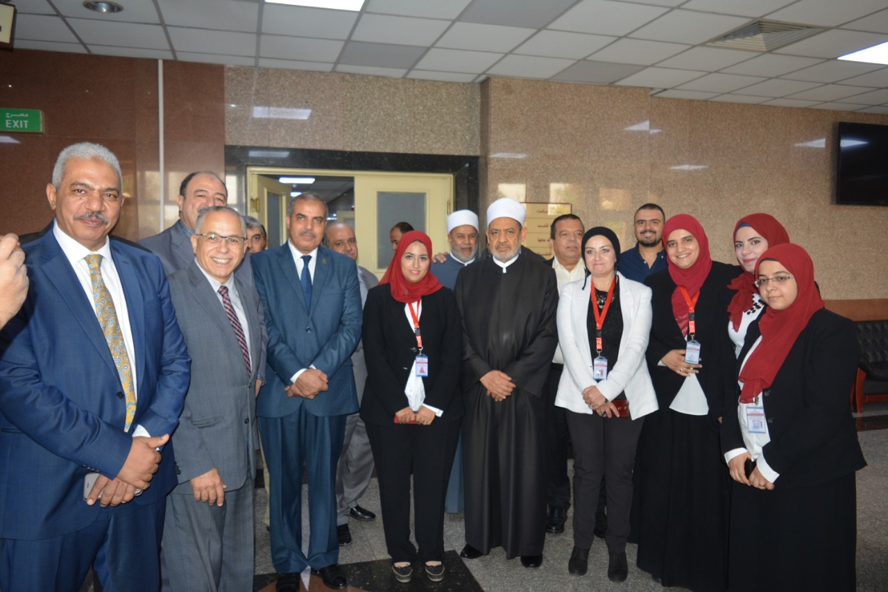 شيخ الأزهر يُثمّن جهود الأطقم الطبية بهيئة الرعاية الصحية في خدمة المواطنين بالأقصر 1 2 301722612964